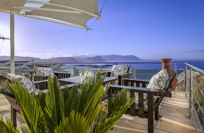 Magellans Hotel, Primary image