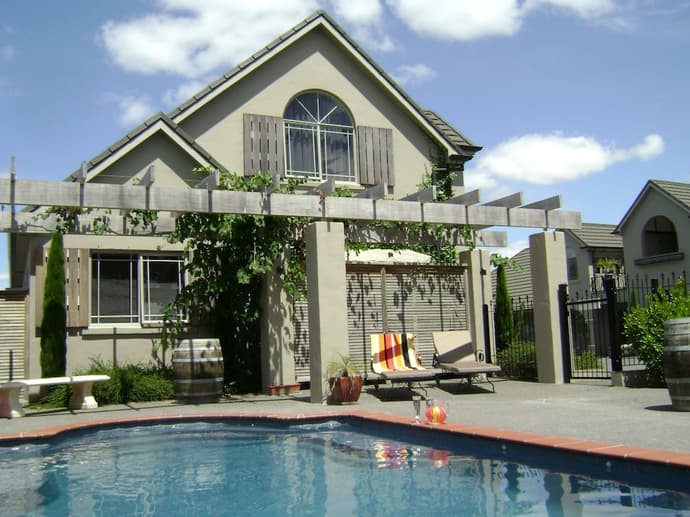 Lodge Bordeaux, Primary image