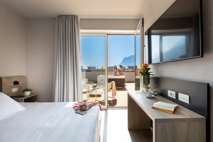 Goti' Hotel, Primary image