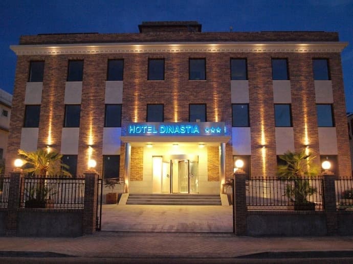 Hotel Dinastía, Primary image