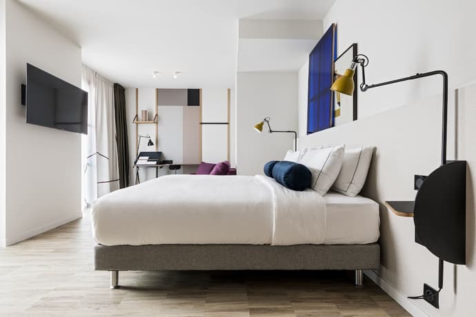 Le Grand Quartier, Primary image