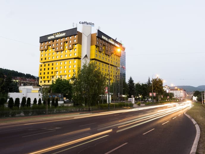 Hotel Holiday, Primary image