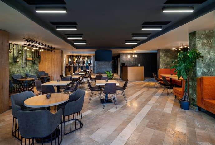 Labirint Hotel, Primary image