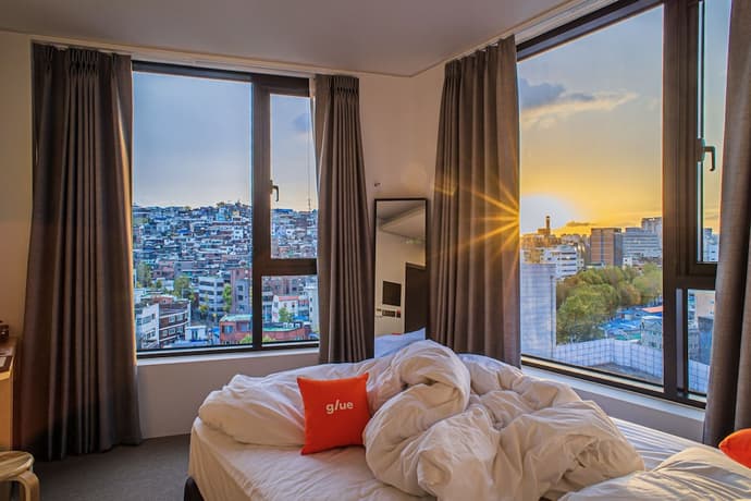 glue Hotel, Primary image