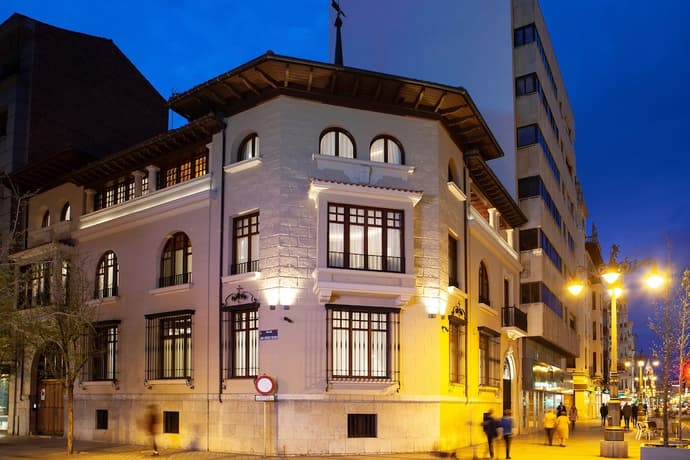 Colonial Palace, Primary image