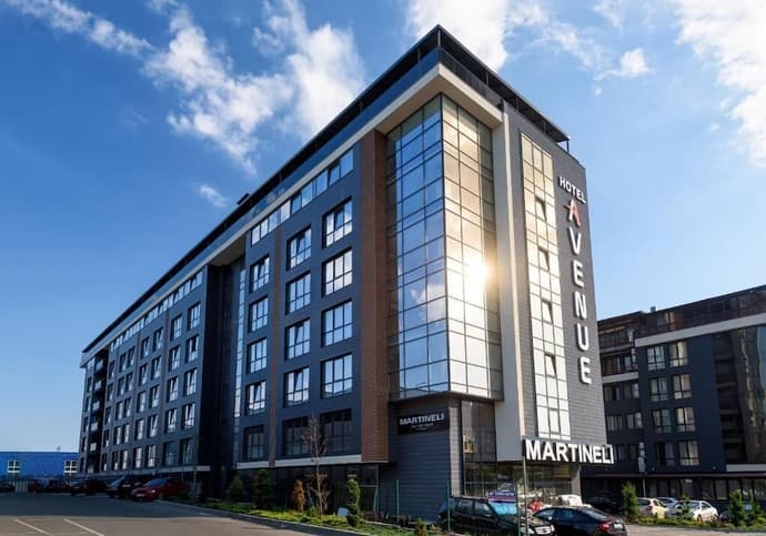 Avenue Deluxe, Primary image