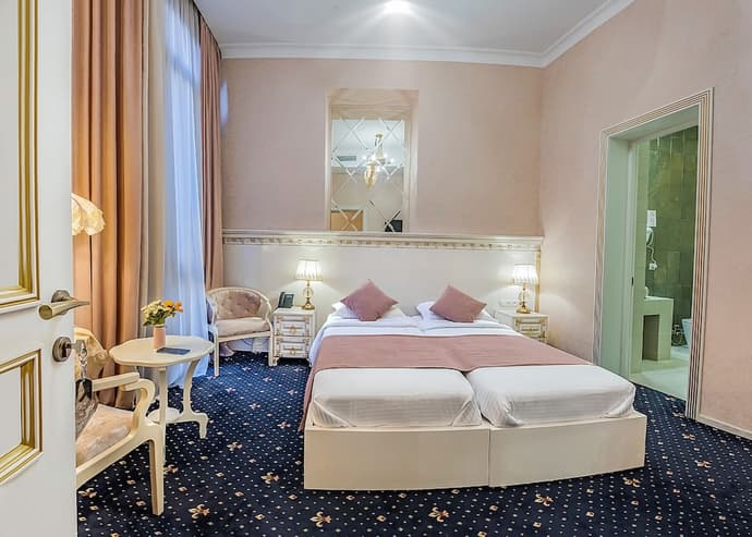 Vintage Hotel, Primary image