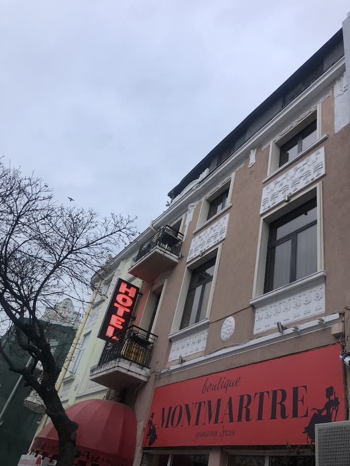 Art Hotel, Primary image