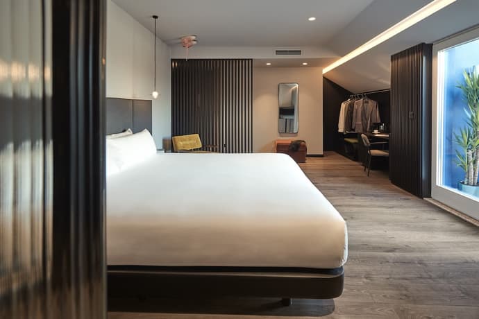 Chic & Basic Gravity, Primary image