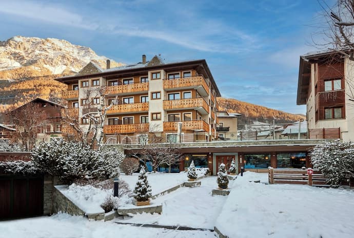 Hotel Rezia, Primary image