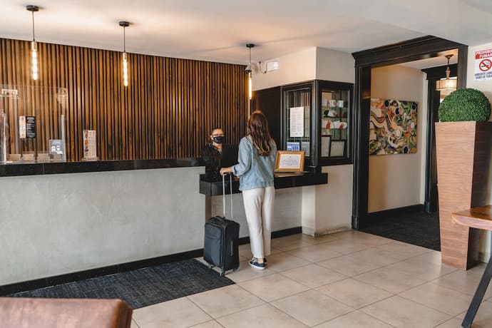 KC Hotel San José, Reception