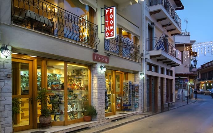 Pitho, Primary image