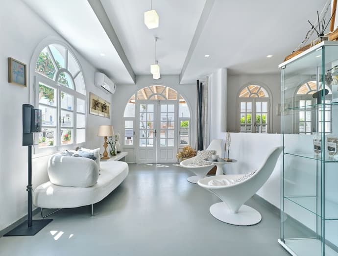 Mersina Exclusive, Primary image