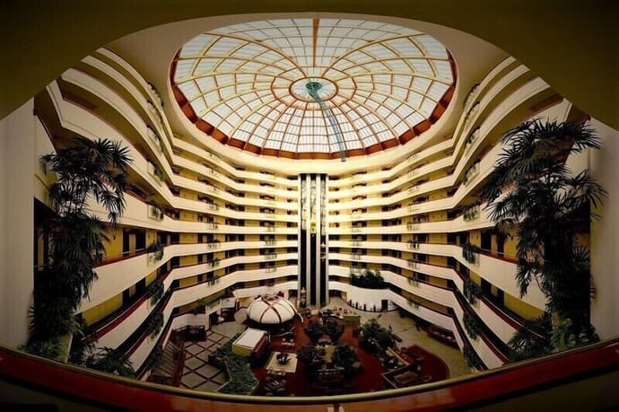 Rahat Palace Hotel, Interior entrance