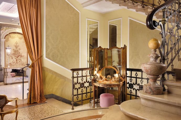 Château Monfort, Interior entrance