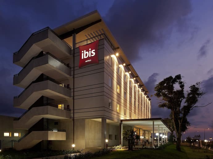 ibis Bata, Primary image