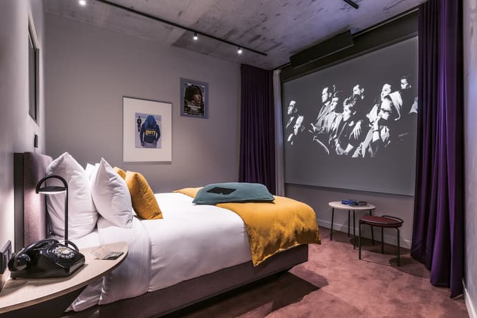 Hotel Paradiso, Primary image