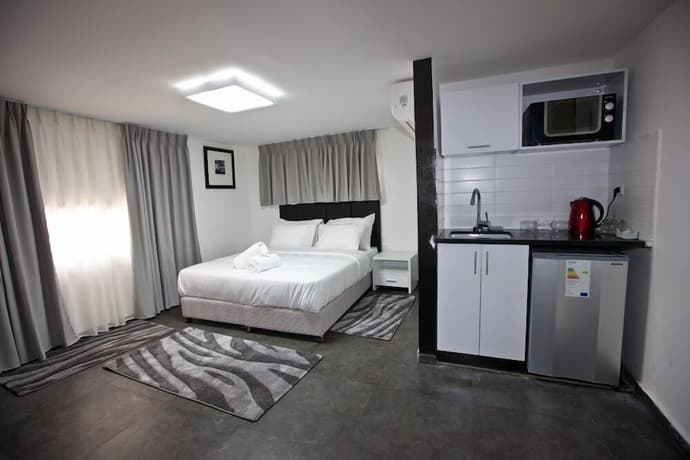 Geula Suites, Primary image