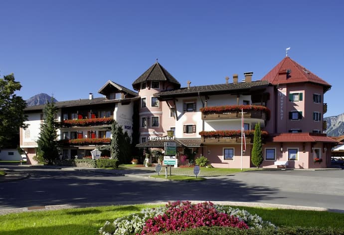 Moserhof, Primary image