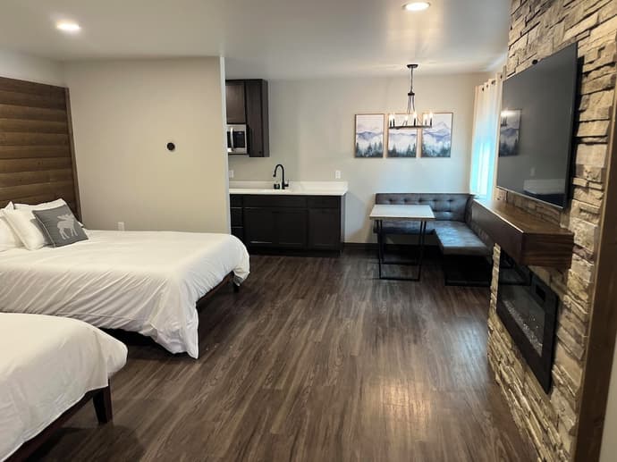 Spruce Lodge, Primary image