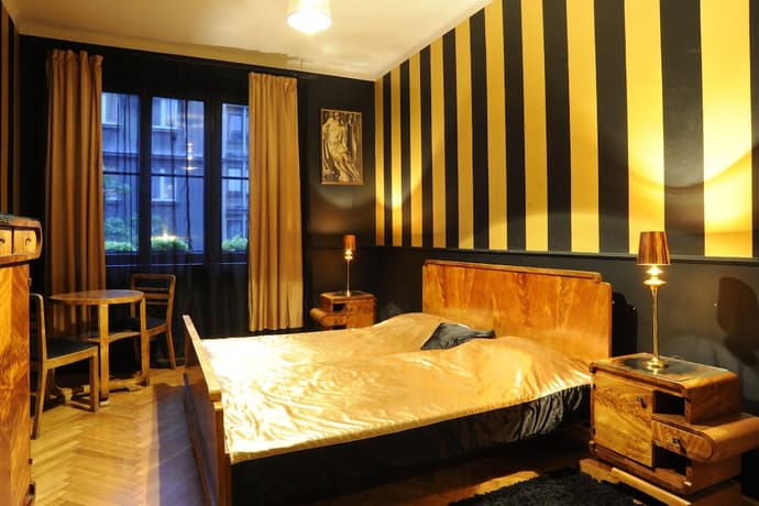 Hostel Deco, Primary image