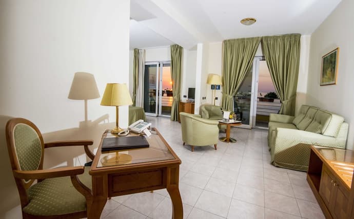 Grand Hotel Victoria, Primary image