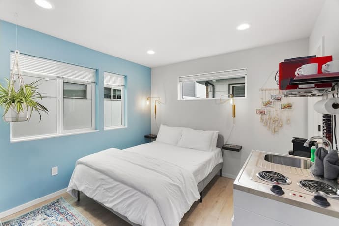 Ballard's sweet suites, Primary image