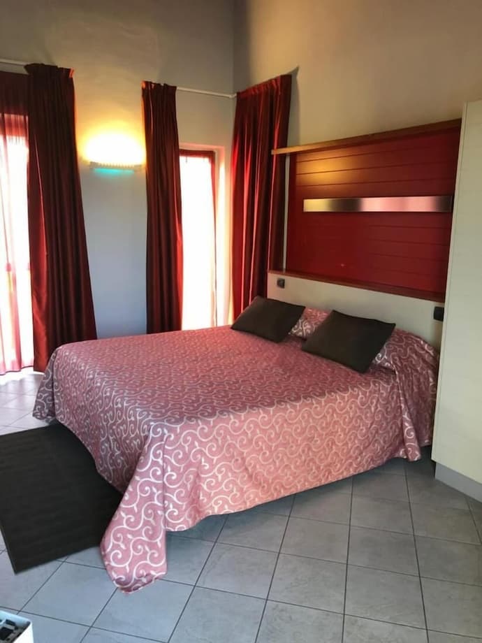 Room in Guest Room - Spacious Double Room in Alba