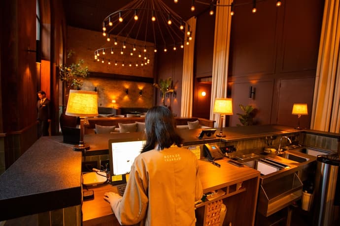 Hotel Coco, Primary image