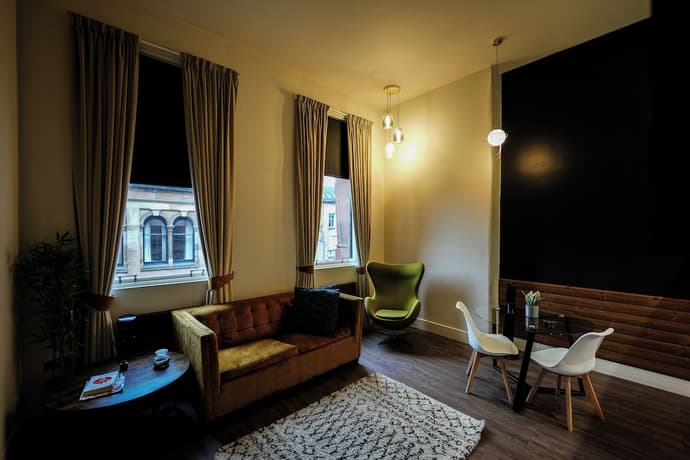 Revolver Glasgow, Primary image