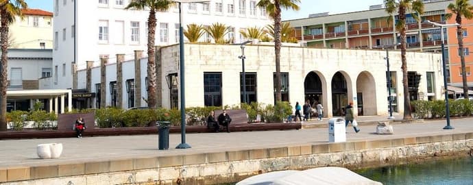 Grand Koper, Primary image