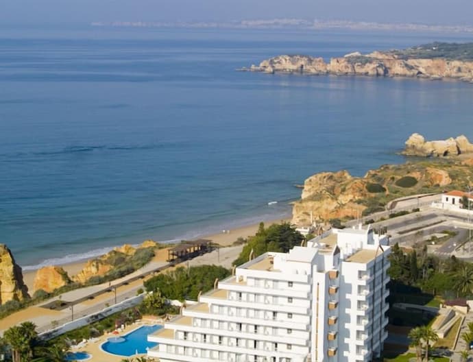 Hotel Luar, Primary image