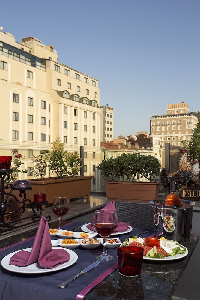 Taximist Hotel, Primary image