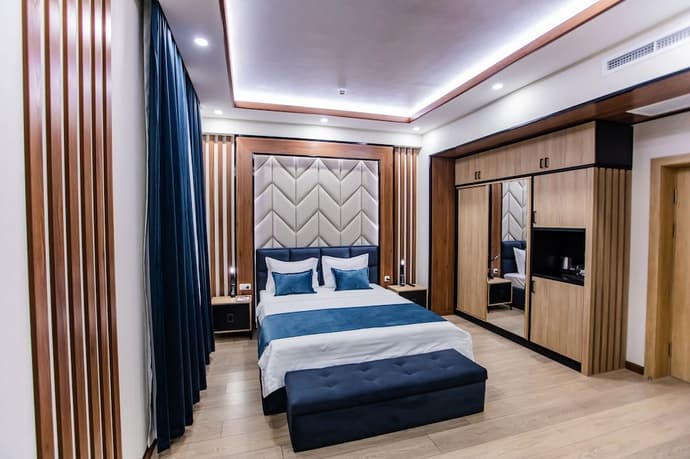 Art Deluxe Hotel, Primary image