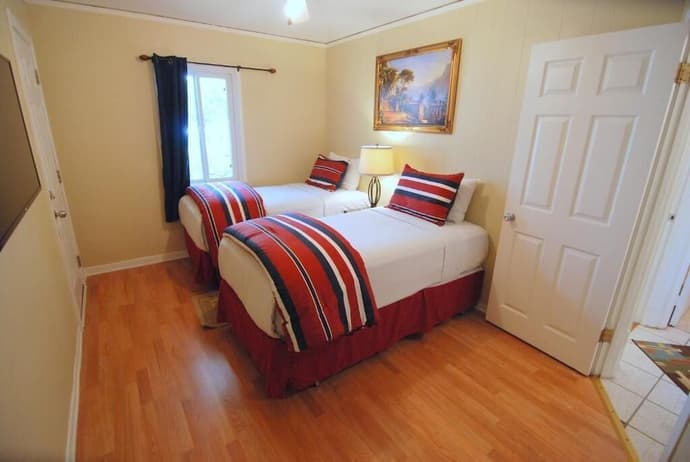 Rest Haven Motel, Room