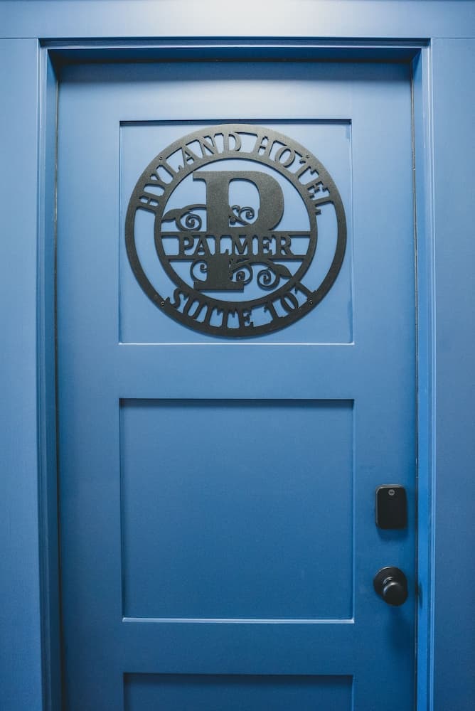 Hyland Hotel, Interior entrance