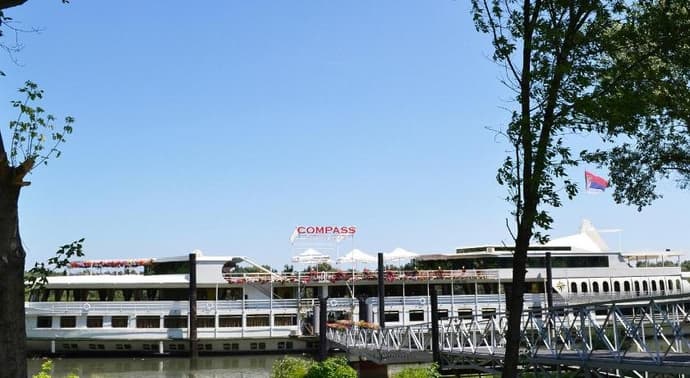 Compass River City Hotel, 