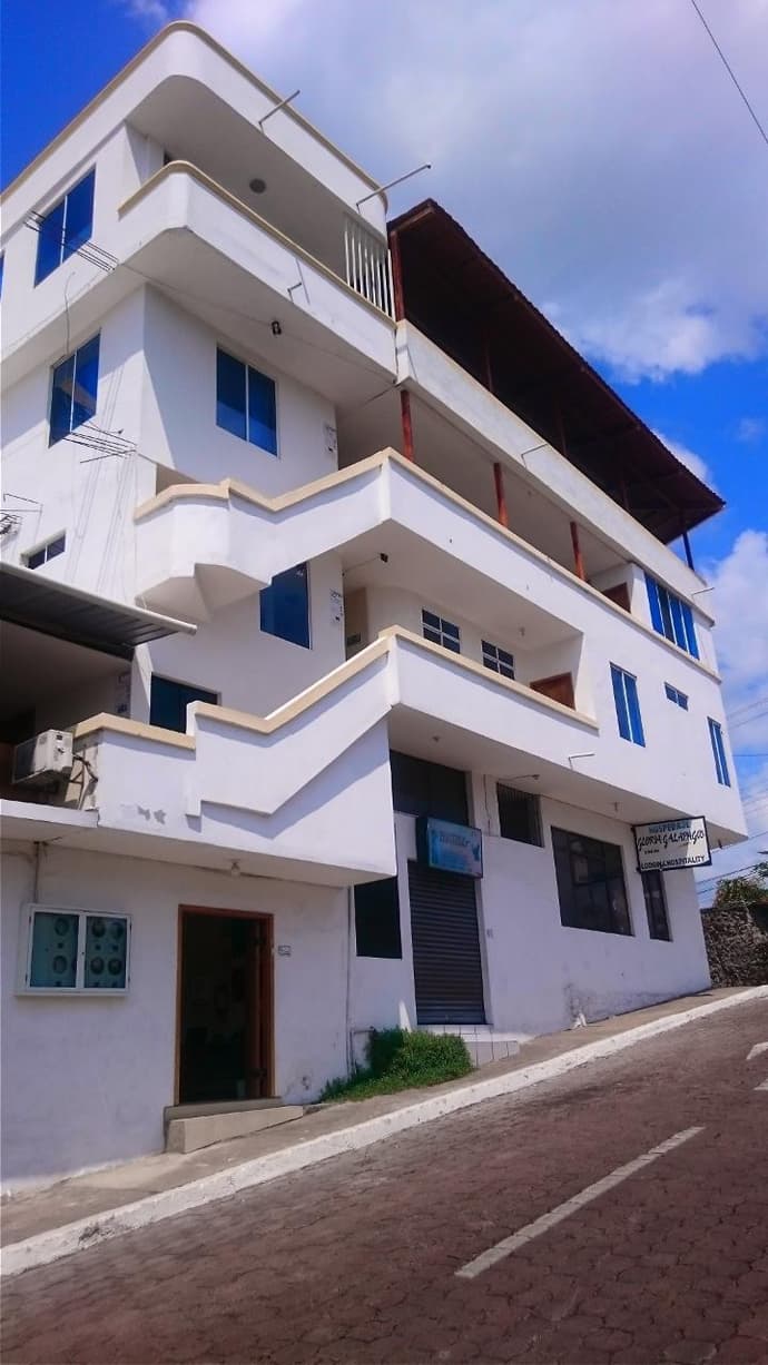 Gloria-Galápagos Inn, Miscellaneous