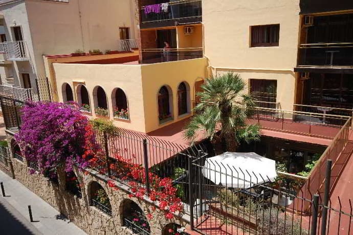 Vintage Hotel Mercedes