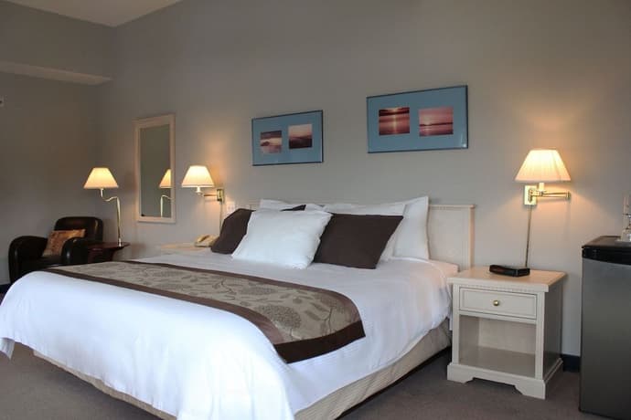 QUARTERDECK INN PORT HARDY