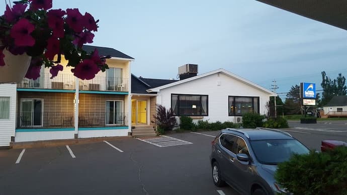AUBERGE SHORES INN & HOTEL