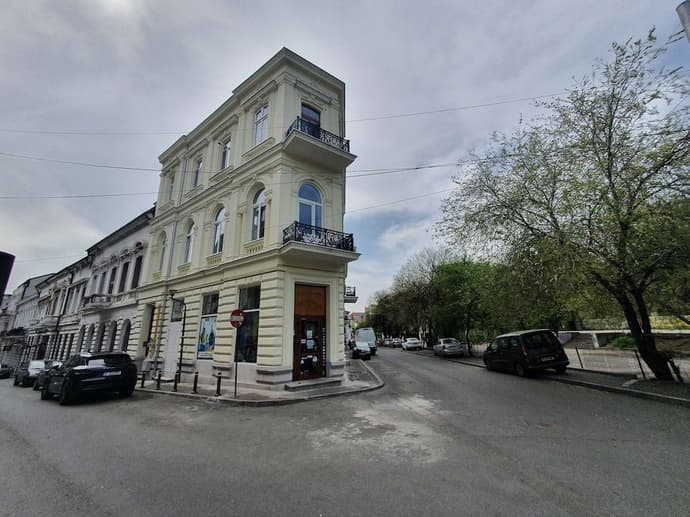 THE FLOOR PIATA UNIRII