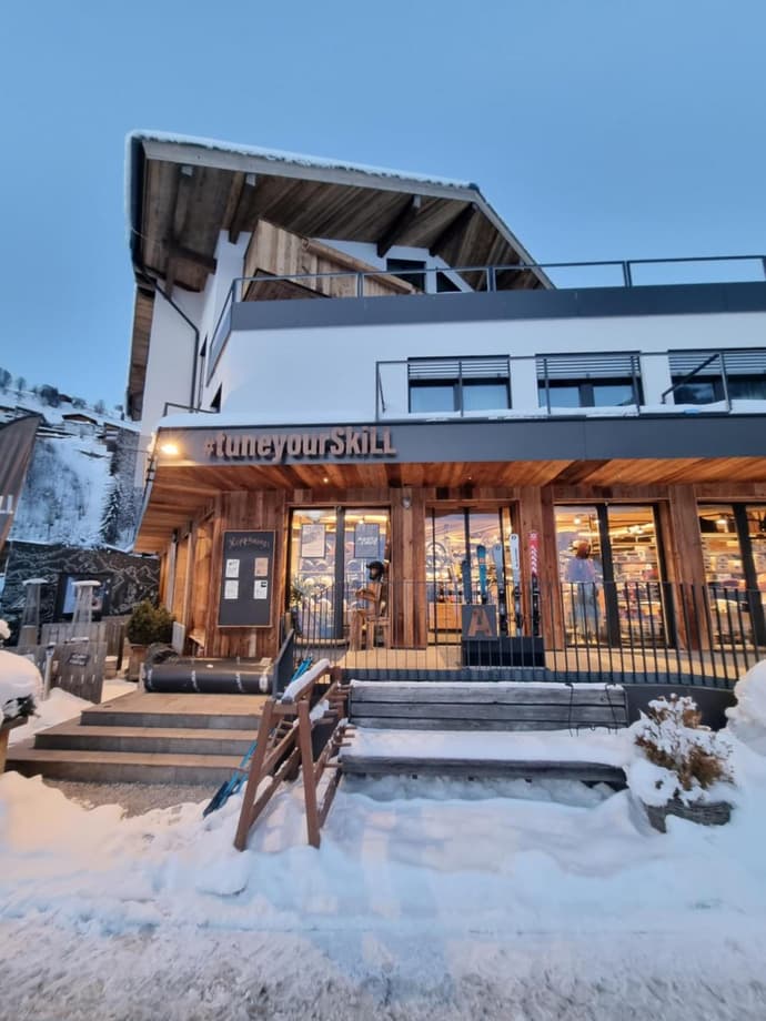 SKILL Mountain Lodge - Ski und Bike Hostel im Sommer mit JOKER CARD