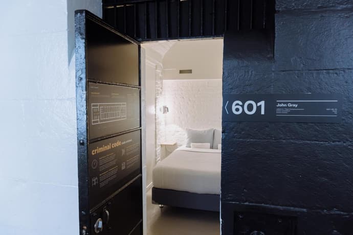 Saintlo Ottawa Jail Hostel