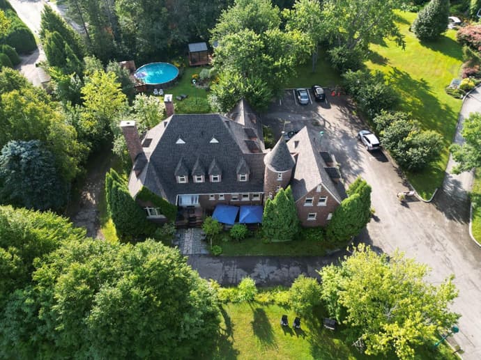 Chateau Murdock Gite