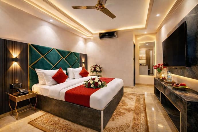 Hotel Pearl Plaza - In City Centre Connaught Place & Walk IN NDLS Station