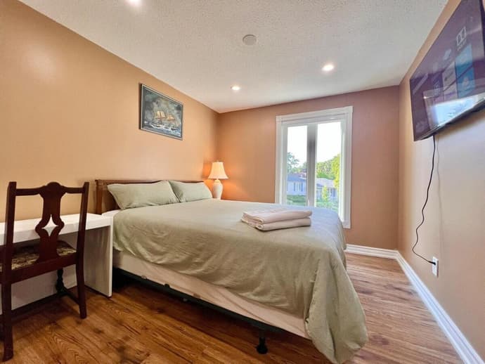 Cozy Home Near Transit & Hillcrest Mall Parking