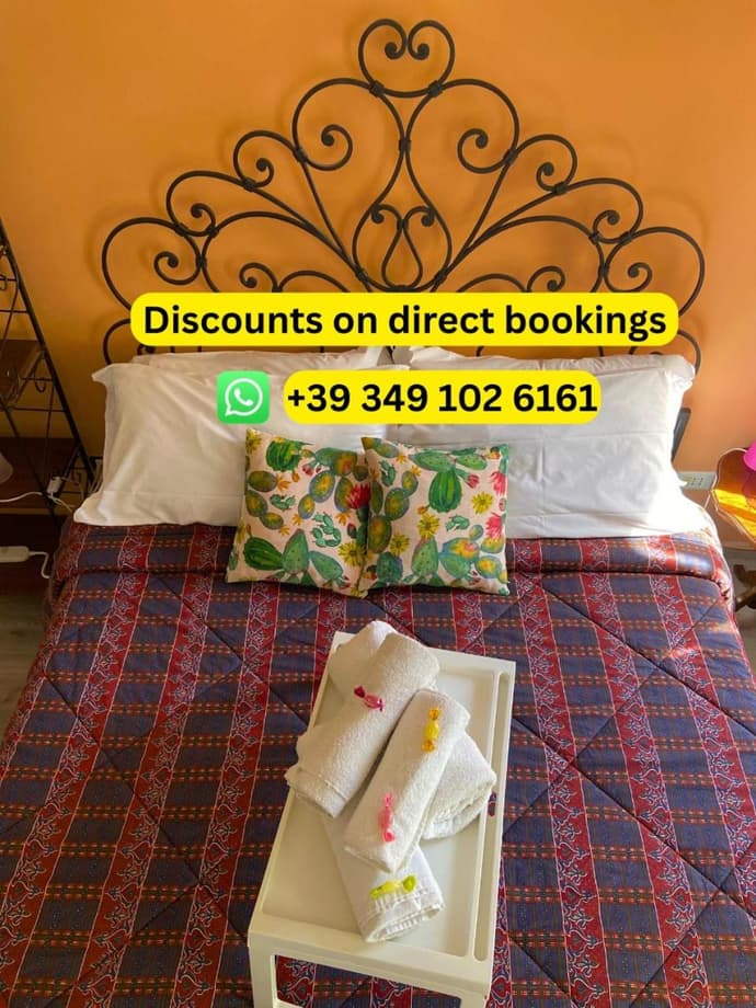 "Little Sicilian Home"-room with a private bathroom & kitchen -fridge - and shared a beautiful terrace on Hostel Taormina Center