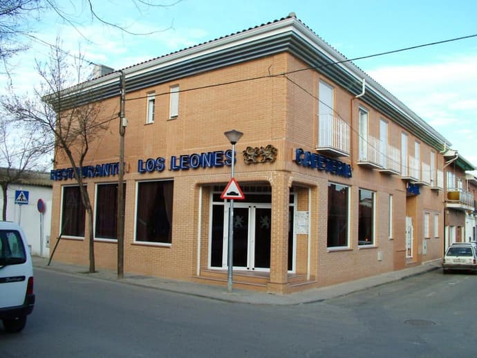 Hotel Los Leones, el más cercano a Warner
