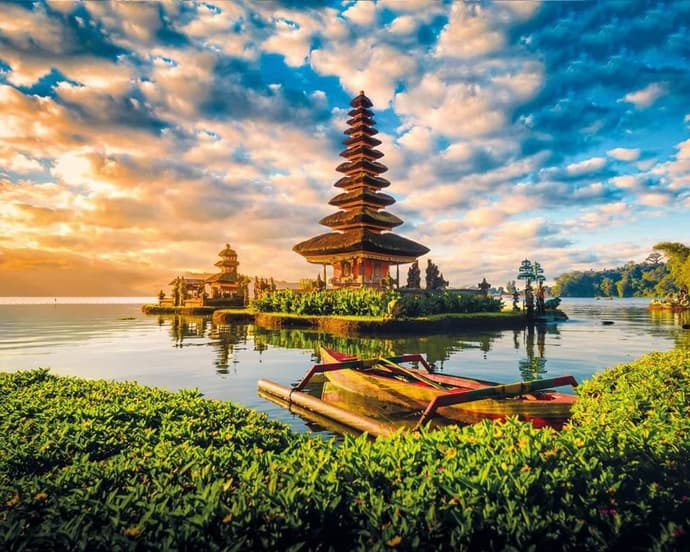 INDONESIA-Mangia, prega, ama